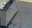 Могло на голову прилететь: рабочий кидал стройматериалы с крыши парковки в Южно-Сахалинске