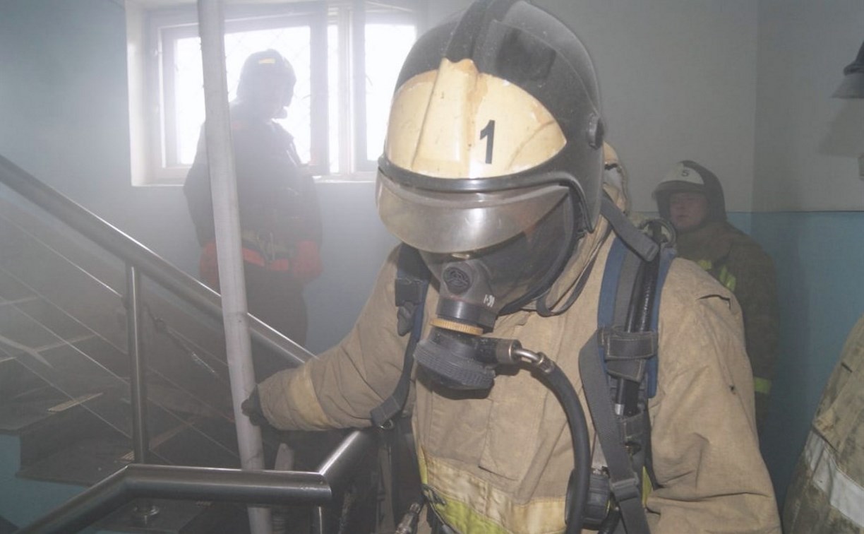 "Люди прятались на балконах": в многоэтажке в Быкове огонь со щитка перекинулся на крышу