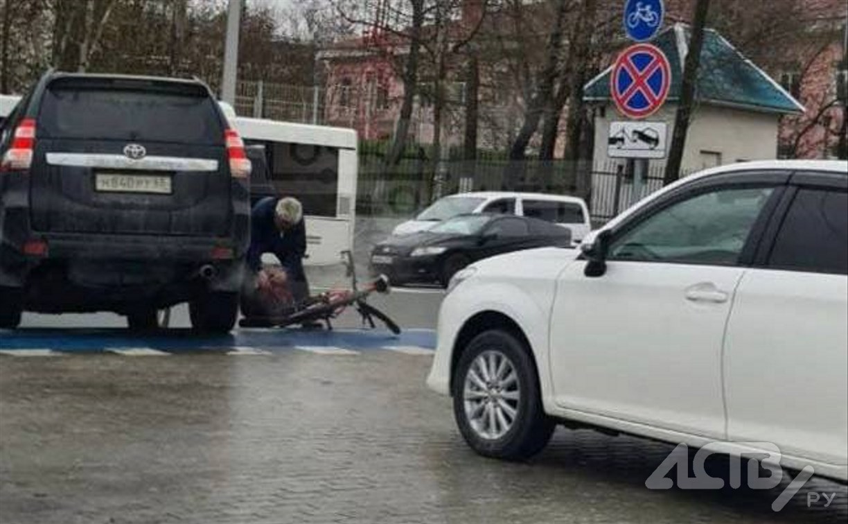 Появилось видео момента ДТП, в котором внедорожник в Южно-Сахалинске наехал  на велосипедиста - Новости Сахалинской области - astv.ru