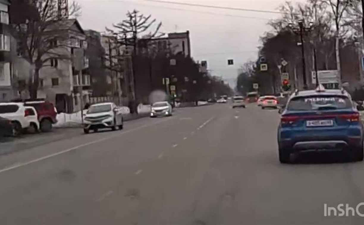 Момент массового ДТП в Южно-Сахалинске попал на видео