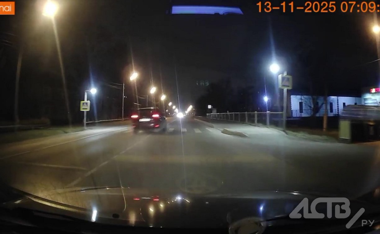 Автомобиль в Южно-Сахалинске на бешеной скорости промчался по встречной через "зебру"