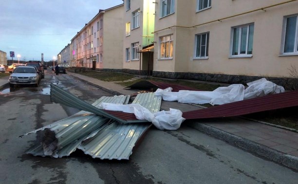 В Дальнем после мощного циклона меняют поврежденную кровлю на восьми домах