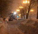 Лопаты, сугробы и "ничего не видно": впечатляющие кадры из заснеженного Южно-Сахалинска