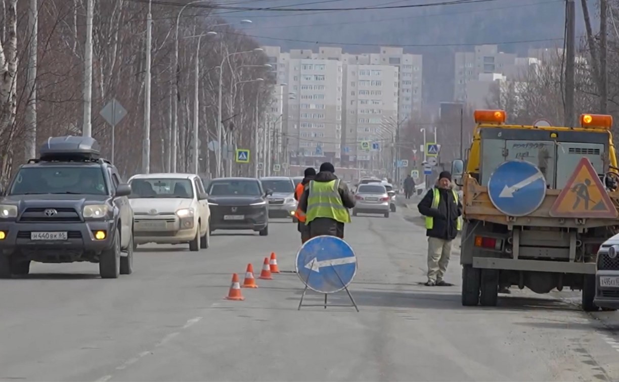Ямочный ремонт дорог литым асфальтом завершат в Южно-Сахалинске к середине апреля