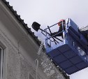 Сахалинцев просят не оставлять транспорт под крышами зданий