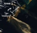 NASA опубликовало уникальный снимок извержения сразу двух вулканов на Курилах