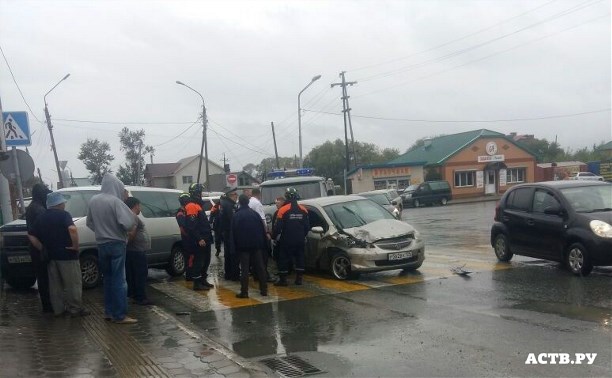 В результате ДТП в Южно-Сахалинске микроавтобус протаранил мясной магазин