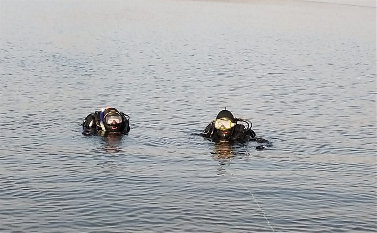 Сахалинские спасатели-водолазы провели тренировки в ледяном море