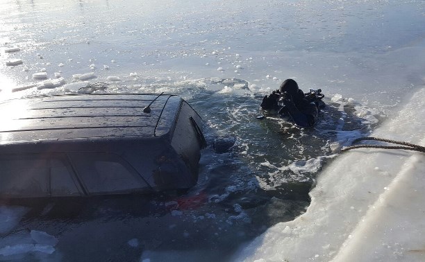 Иномарка провалилась под лед на Сахалине