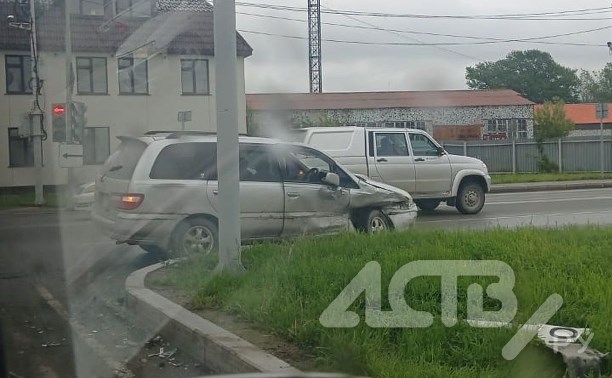 Внедорожник пролетел через бордюр и снёс дорожный знак в результате ДТП в Южно-Сахалинске