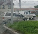 Внедорожник пролетел через бордюр и снёс дорожный знак в результате ДТП в Южно-Сахалинске