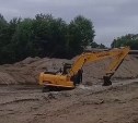 Очевидцы: экскаватор плещется в реке в Южно-Сахалинске