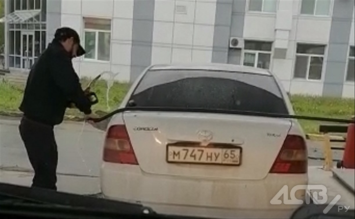 Автомобилист на АЗС в Южно-Сахалинске устроил фонтан из бензина
