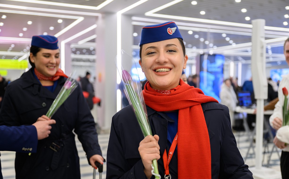 Сотрудники аэровокзала "Южно-Сахалинск" одарили пассажирок тысячами тюльпанов