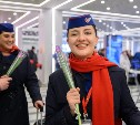 Сотрудники аэровокзала "Южно-Сахалинск" одарили пассажирок тысячами тюльпанов