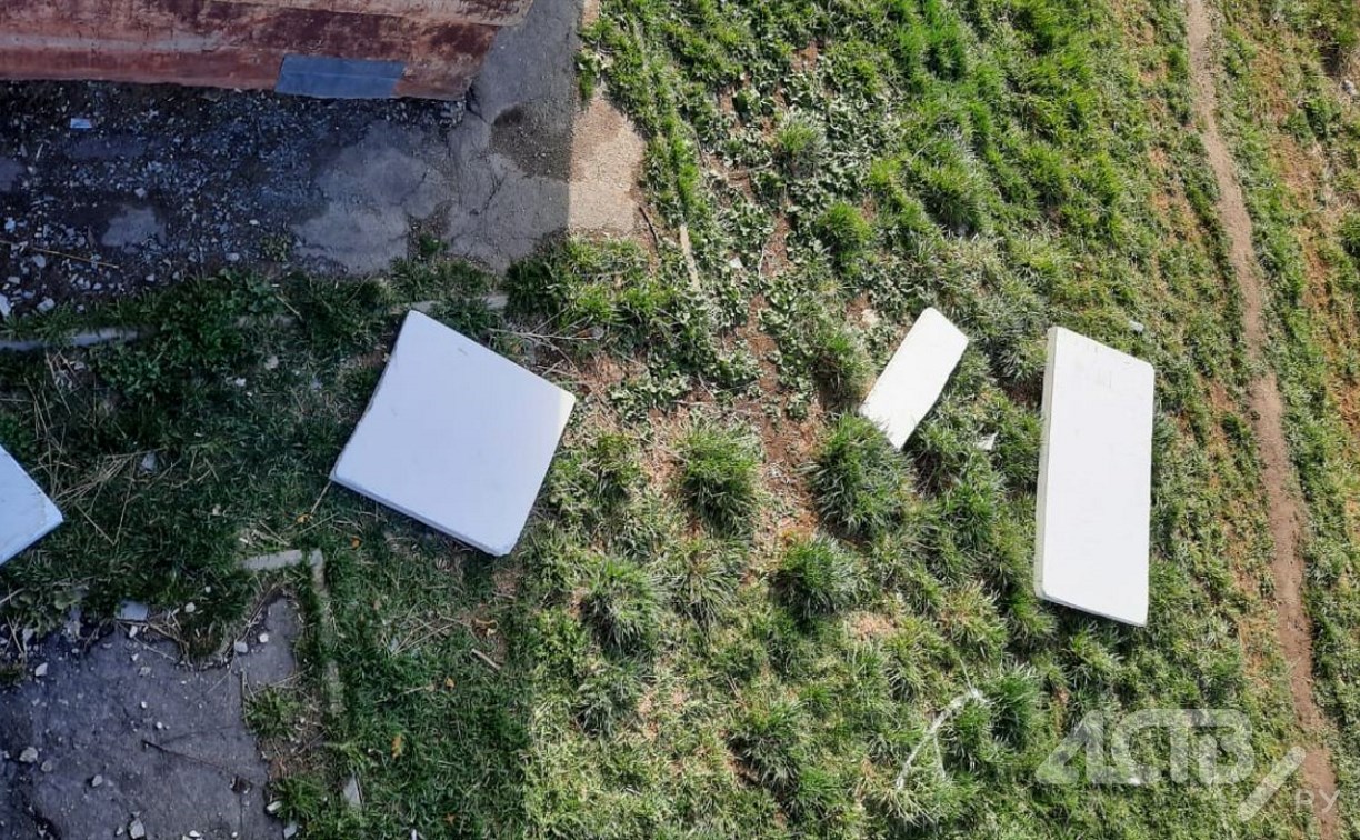 Двор в Южно-Сахалинске засыпало пенопластом