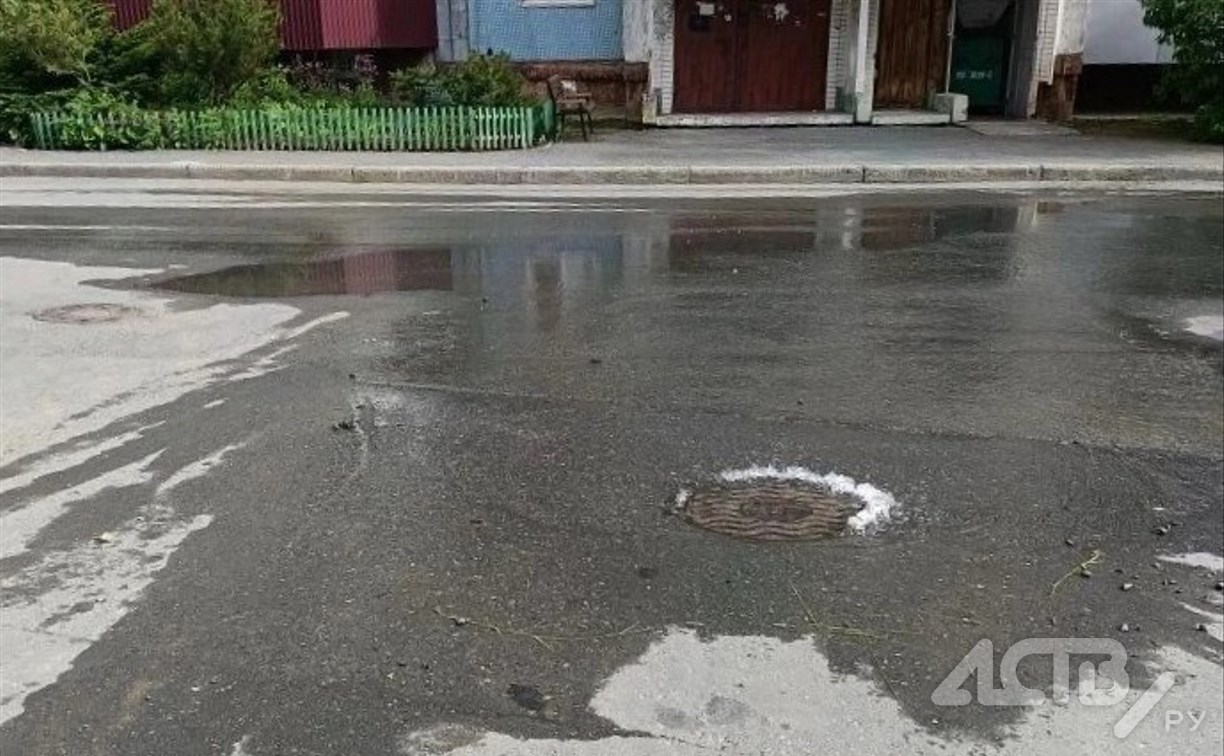 В Южно-Сахалинске устраняют утечку воды из люка на Комсомольской 