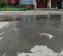 В Южно-Сахалинске устраняют утечку воды из люка на Комсомольской 