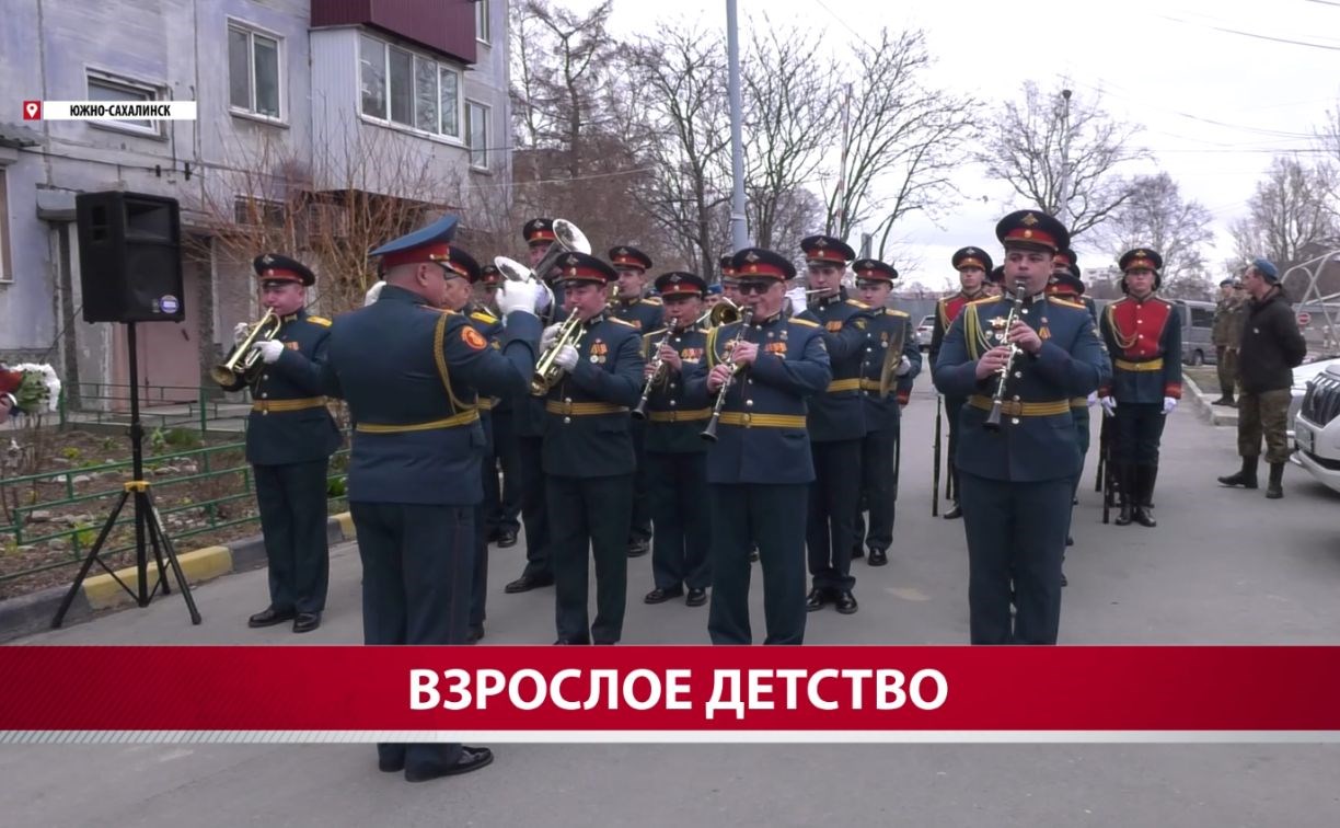 Под окнами ветеранов в Южно-Сахалинске прошли мини-парады ко Дню Победы