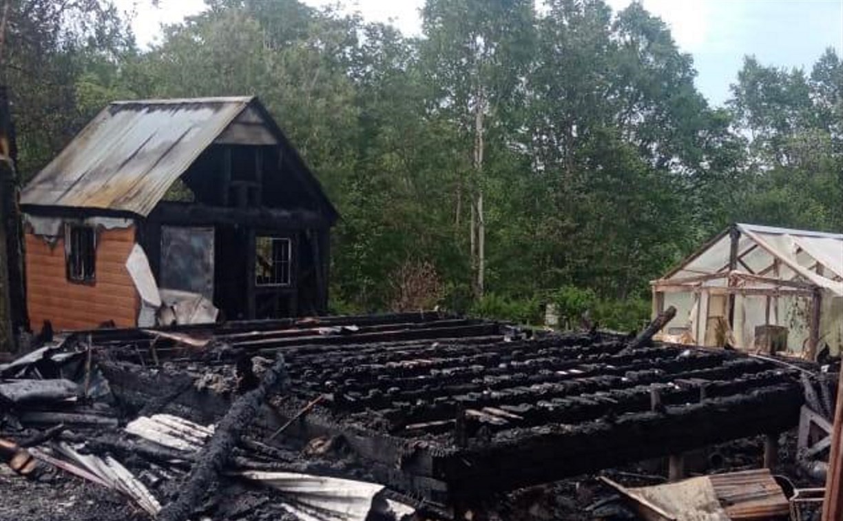 Жилой дачный дом, времянка и хозпостройки горели на окраине Южно-Сахалинска
