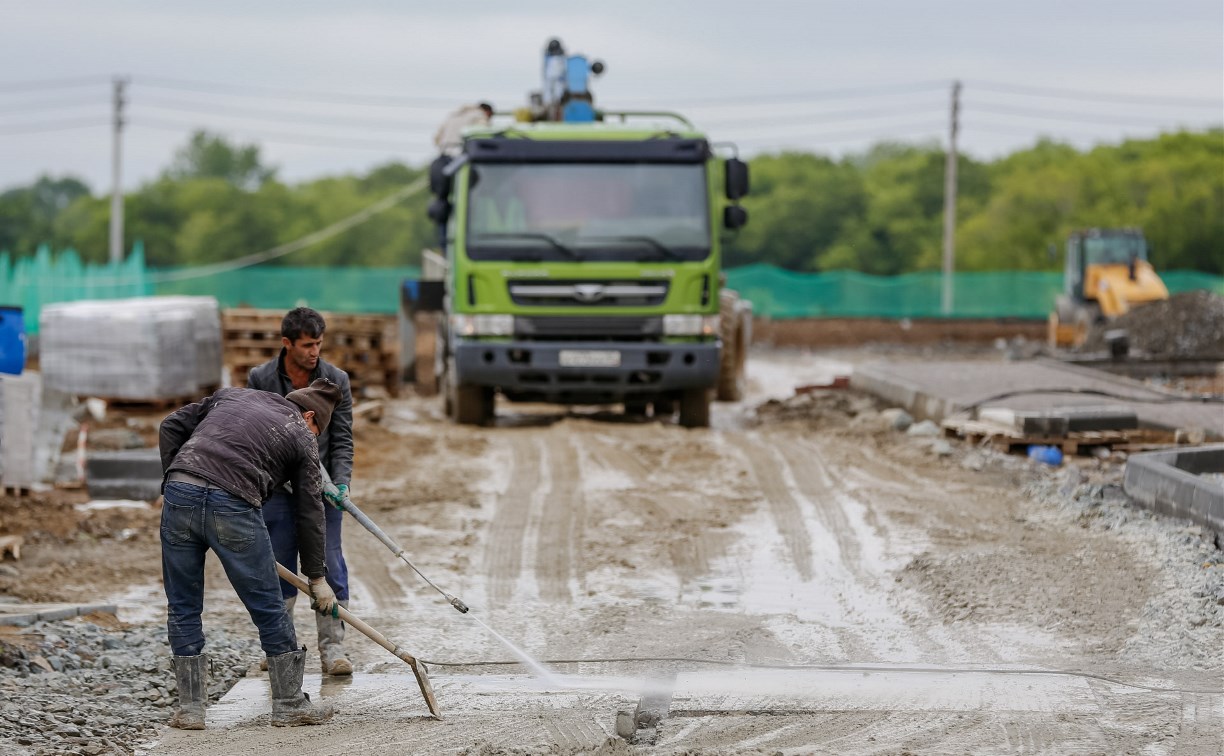 Строители развели грязь на дорогах Дальнего
