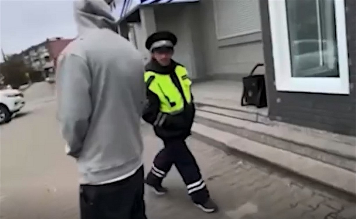 Полицейские задержали сахалинца, который ради прикола гулял в форме сотрудника ГАИ 