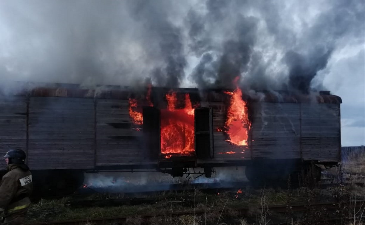 Железнодорожные вагоны вспыхнули в Холмске