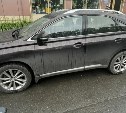 Неизвестный водитель подбил "Лексус" в Южно-Сахалинске и скрылся