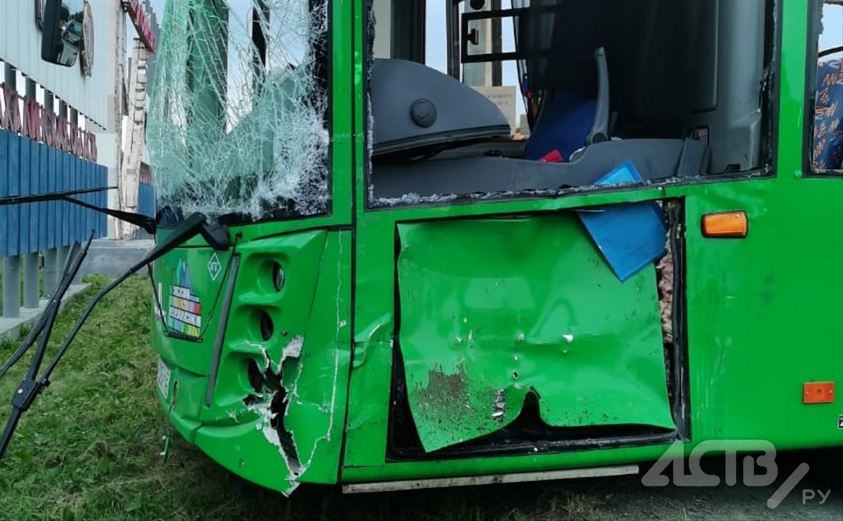 Трёх пострадавших в страшном ДТП с участием автобуса и внедорожника сахалинцев отпустили из больницы домой