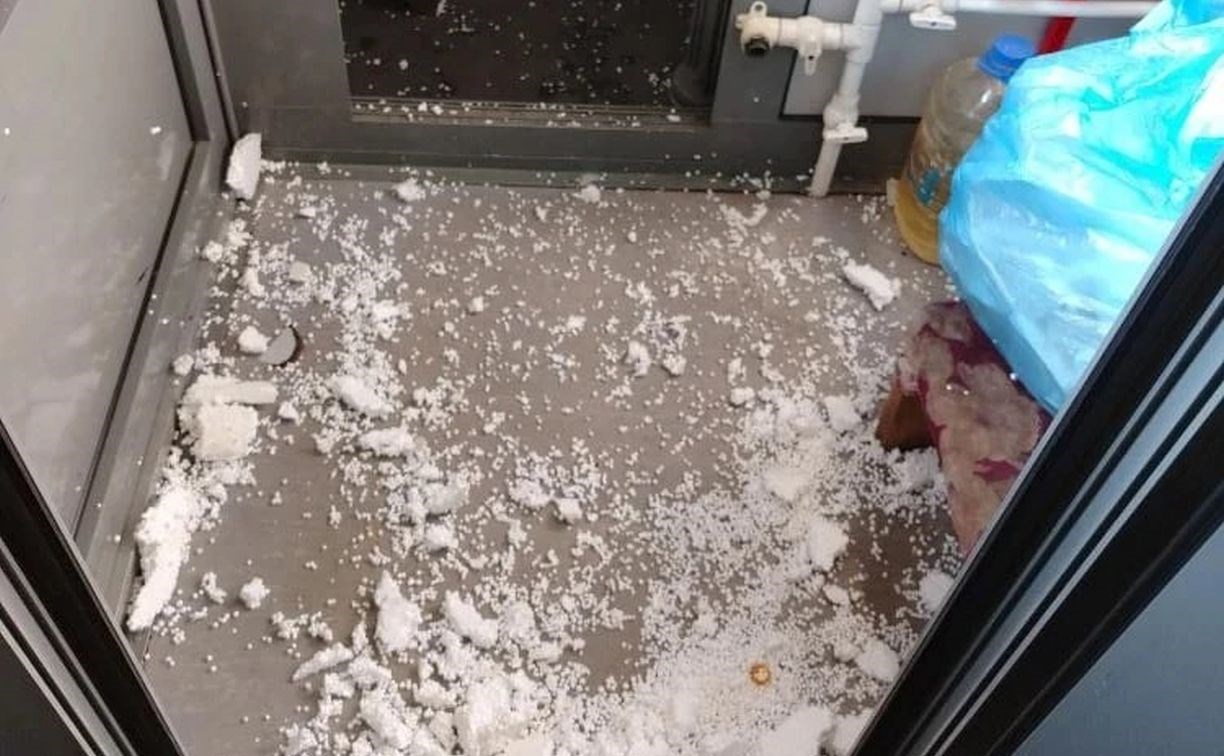 Дети разгромили и засыпали пенопластовой крошкой общественный туалет в Южно-Сахалинске