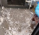 Дети разгромили и засыпали пенопластовой крошкой общественный туалет в Южно-Сахалинске