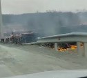 Пламя бушует у автомобильной дороги на юге Сахалина