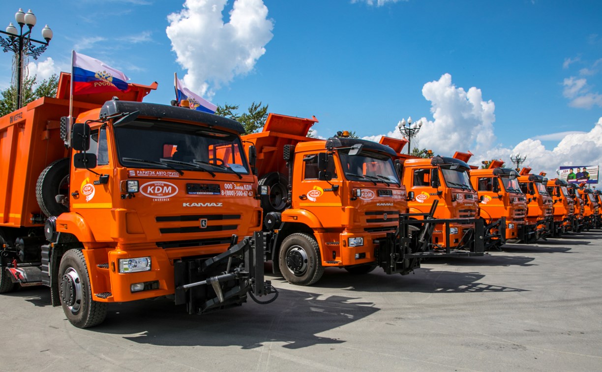 Десять комбинированных дорожных машин отправили в районы Сахалинской области