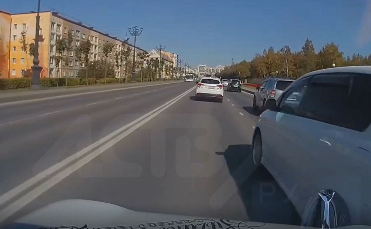 Очень спешил в магазин: автомобиль в Южно-Сахалинске после опасных маневров завернул в ТЦ через двойную сплошную