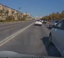 Очень спешил в магазин: автомобиль в Южно-Сахалинске после опасных маневров завернул в ТЦ через двойную сплошную