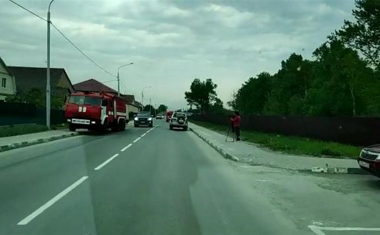 Четыре автоцистерны тушили горящий двухэтажный дом в Южно-Сахалинске