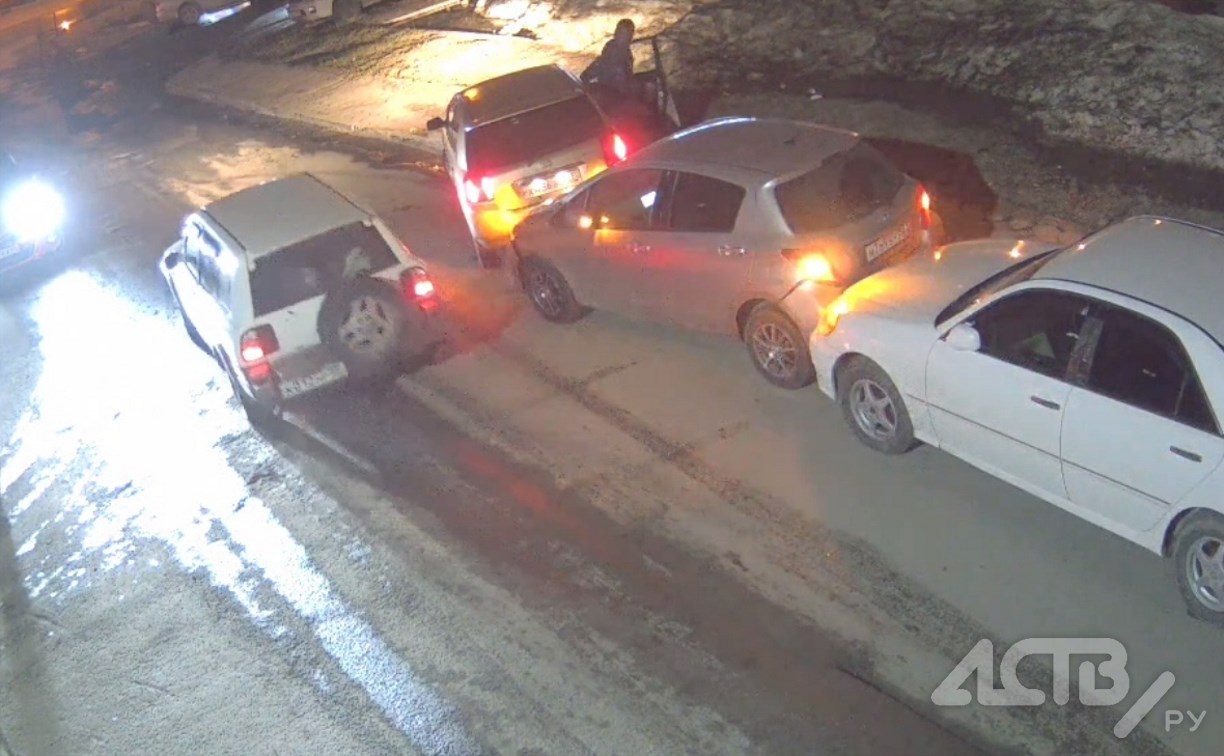"Почти получилось": пьяный водитель во время парковки во дворе Южно-Сахалинска разнёс два авто