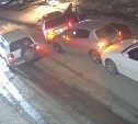 "Почти получилось": пьяный водитель во время парковки во дворе Южно-Сахалинска разнёс два авто