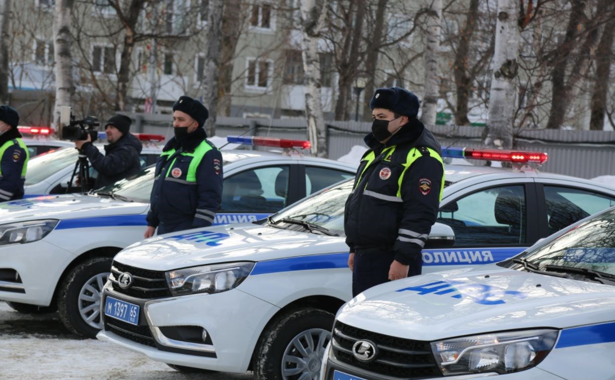 Сахалинским автоинспекторам вручили ключи от десяти автомобилей "Лада Веста"