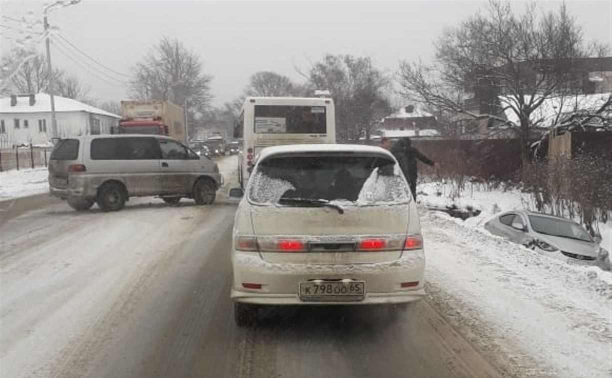 Delica загнала Hyundai в кювет в Южно-Сахалинске