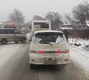 Delica загнала Hyundai в кювет в Южно-Сахалинске