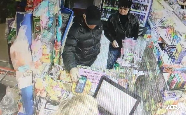 Сахалинская полиция ищет парочку, подозреваемую в краже денег с чужой банковской карты