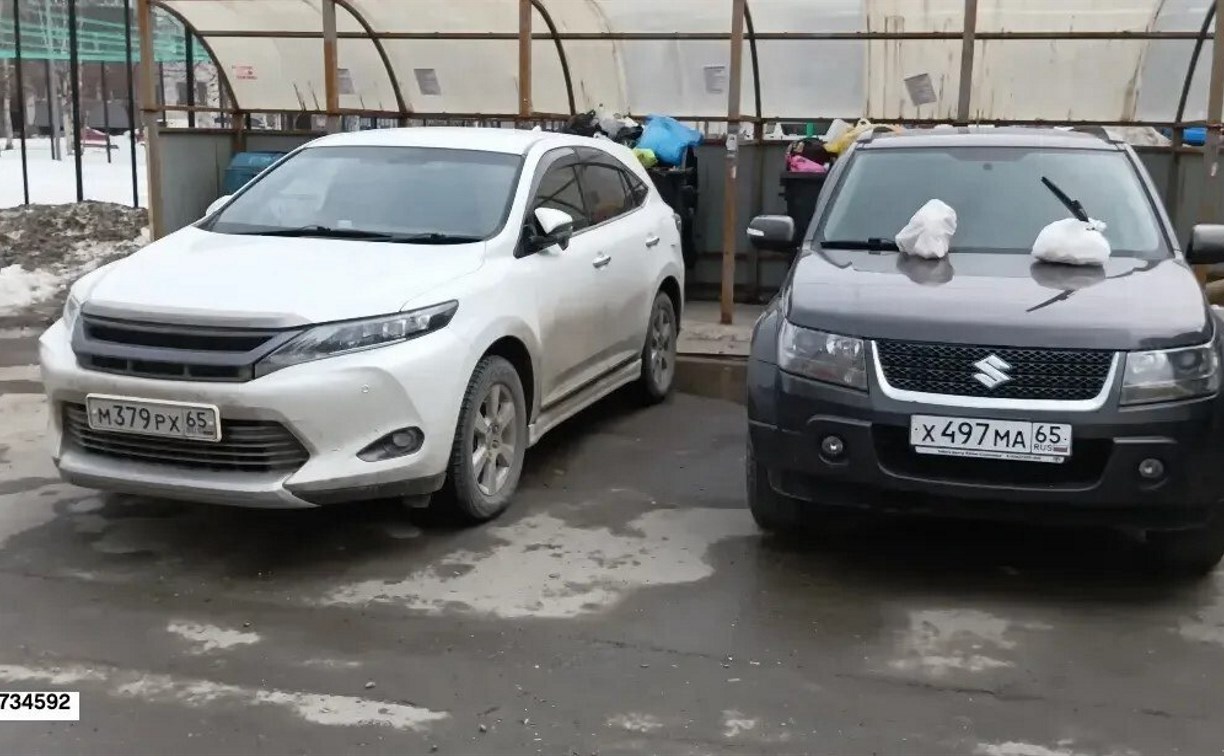 Машину автохама закидали мусором в Южно-Сахалинске