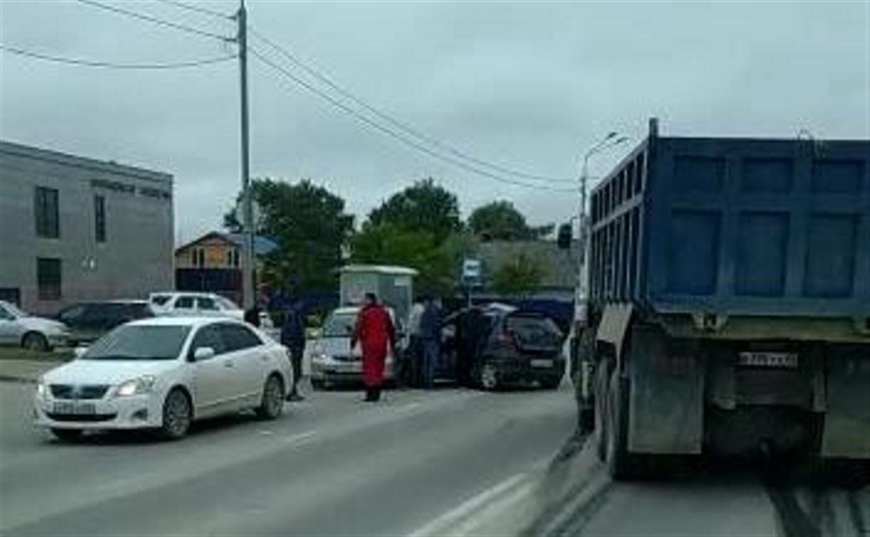 Три автомобиля столкнулись в Южно-Сахалинске