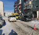 Мужчину и женщину сбил кроссовер во дворе одного из домов в Южно-Сахалинске