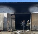 Гараж ЦРБ в Невельске заволокло дымом: на месте работают пожарные