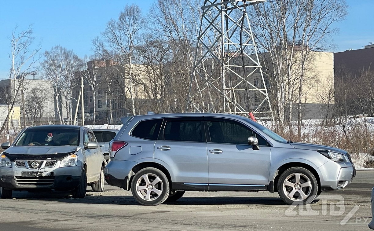 Два автомобиля не смогли разъехаться у "Генерала" на выезде из Южно-Сахалинска