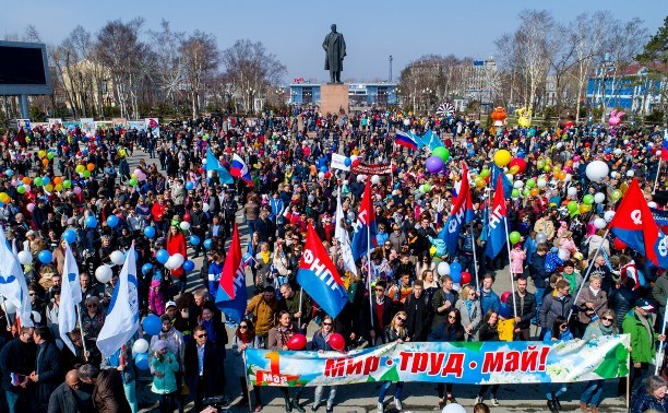 Первомайская демонстрация в ссср 70е. На 1 мая есть. На 1 мая есть. Первомай на красной площади ссср. Празднование 1 мая.
