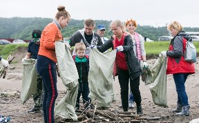 Полторы тысячи мешков мусора вывезли волонтеры с невельского пляжа
