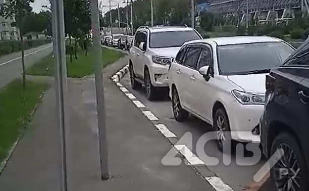 Автомобилисты в Южно-Сахалинске сделали парковку из автобусной остановки